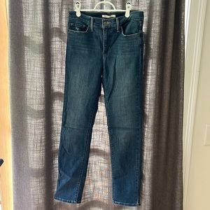 Never worn Levi’s skinny jeans. Insanely soft and slimming!